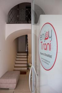 特拉尼Enjoy Trani的楼梯间窗户上的标志