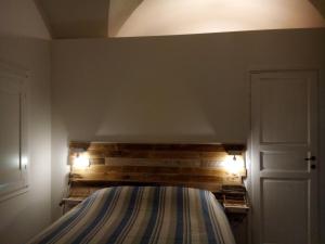 库特罗菲安诺I fichi bianchi的一间卧室配有一张木墙床