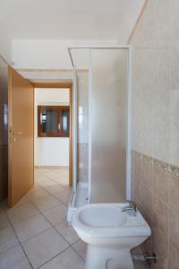 圣梅纳伊欧Residenza Piccolo Uliveto的带淋浴和卫生间的浴室