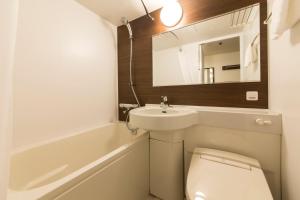 名古屋公主花园酒店的一间带水槽、卫生间和镜子的浴室