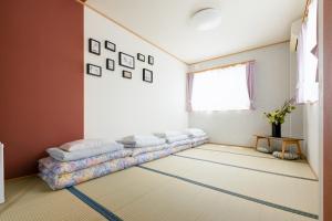 泉佐野ABC民宿的客厅位于地板上,配有长沙发