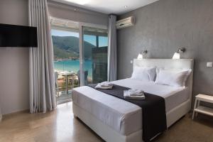 瓦西利基庞蒂海滩酒店的一间卧室设有一张床,享有海景