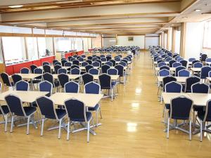 东伊豆町热川伊东园酒店的大型客房设有桌椅