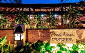 暹粒印中精品酒店的棕榈树和灯的砖墙