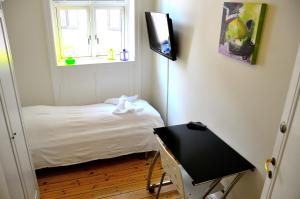 哥本哈根哥本哈根出租式酒店的一间小卧室,配有床和窗户