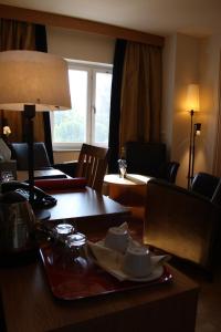 马隆圣奥洛夫酒店 & 餐厅的一间带桌椅的客厅和一间房间