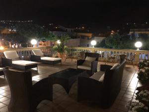 普拉亚·阿马勒雷克斯酒店的一群椅子和桌子在晚上在庭院里