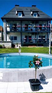 沃尔特湖畔韦尔登得其乐旅馆的大楼前带游泳池的房子