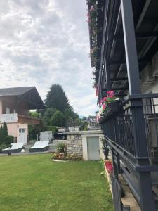 沃尔特湖畔韦尔登得其乐旅馆的一个带鲜花和围栏的院子