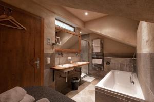 阿尔平木屋旅馆的一间浴室