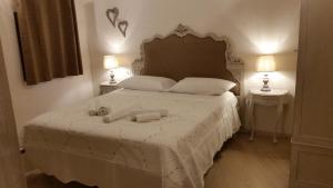 威尼斯La Bonbonnier的一间卧室配有一张床,上面有两条毛巾