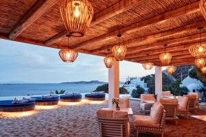 圣爱奥尼斯米科诺斯Katikies Mykonos - The Leading Hotels of the World的一个带桌椅的海景庭院