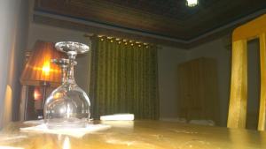 希瓦Meros B&B的坐在桌子上的一个玻璃瓶