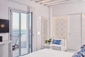 圣爱奥尼斯米科诺斯Katikies Mykonos - The Leading Hotels of the World的海景白色卧室
