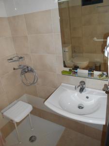 艾拉方索斯Element Hotel的一间带水槽、卫生间和镜子的浴室