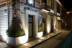 福贾White albergo diffuso Ristorante & SPA的街上的一座建筑,晚上有门