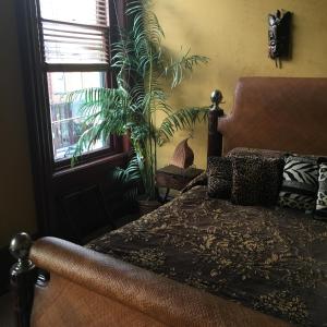 汉尼拔Main Street Bed & Breakfast的卧室配有床,窗户旁种植了植物