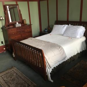 汉尼拔Main Street Bed & Breakfast的一间卧室配有一张带梳妆台和镜子的床