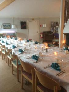 KisaFöllingen Hotell的长长的用餐室,配有带蜡烛的长桌