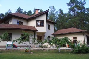 拉加希姆斯Saulesdarzs的白色房子,有棕色的屋顶