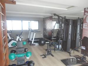 马塞约Apartamento Edf Green Tower的一间设有健身房、举重器材和健身器材的房间