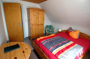 韦耶达Wiedaer Hütte的一间卧室配有木床和木柜