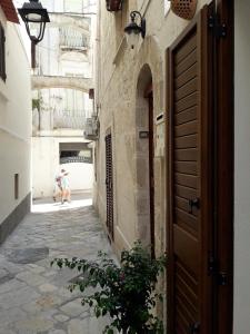 莫诺波利Il Rifugio Sul Mare的一条小巷,人沿着街道走