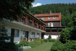 韦耶达Wiedaer Hütte的山丘上带阳台的大房子
