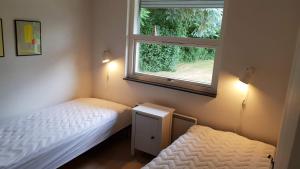 诺德堡Holiday home Als的一间小卧室,配有两张床和窗户