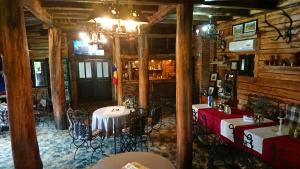 伦库Satul Traditional的木墙客房中带桌椅的餐厅