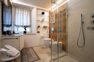 维罗纳卡萨民宿的带淋浴、卫生间和盥洗盆的浴室