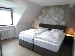 施塔德Peedy's luxuriöse 60m² Wohnung mit Balkonterrasse的一间卧室配有一张床,墙上挂着蜘蛛画