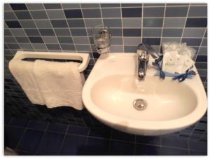 夏卡Casa Giavada Steripinto的浴室内的一个白色水槽,配有毛巾