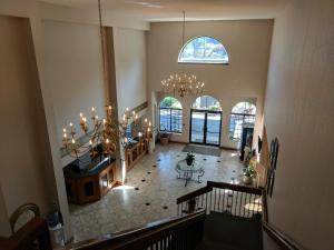 桑达斯基南岸酒店的客厅的顶部景色,配有吊灯