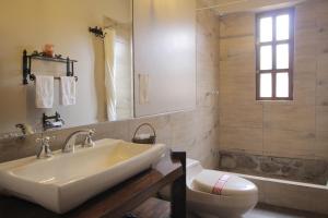 库斯科LLipimpac House的一间带水槽和卫生间的浴室