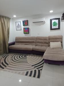 峇六拜纳德拉小屋民宿的带沙发和地毯的客厅
