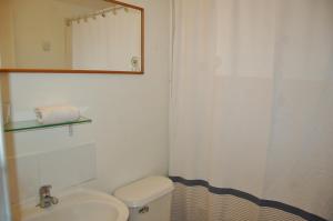 蒙特港Lepihue I的一间带水槽、卫生间和镜子的浴室