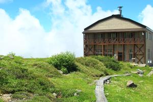 立山町Tengudaira Mountain Lodge的山顶上的一座建筑