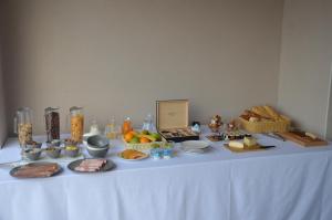 普罗普里亚诺Casa Mare E Vista的一张桌子,上面有自助餐