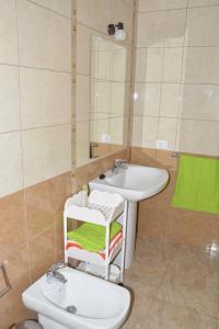 圭马尔Apartamento Zona Rural的一间带水槽、卫生间和镜子的浴室