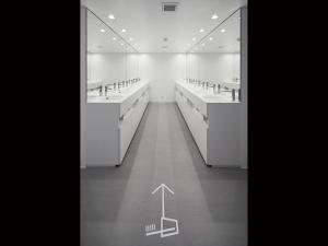 东京9h nine hours Akasaka sleep lab的浴室的黑白照片,配有水槽和镜子
