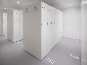 东京9h nine hours Akasaka sleep lab的房间里的一排白色储物柜