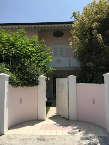 马里纳-迪-皮特拉桑塔Villa Amelia Rooms的房屋前的白色围栏