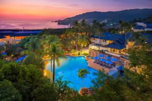 芭东海滩Diamond Cliff Resort & Spa - SHA Extra Plus的享有带游泳池的度假村的空中景致