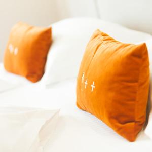 阿卡雄格兰德酒店的桌子上放两个橙色枕头