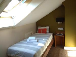 格拉斯哥格拉斯哥之家旅馆的一间卧室配有带毛巾的床
