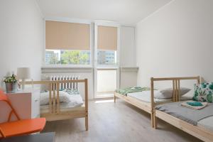 弗罗茨瓦夫K3Mhome的一间卧室设有两张床和窗户。