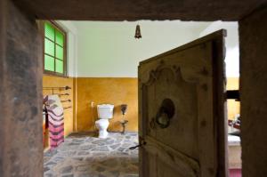 康提康提萨玛西中心酒店的通往带卫生间的浴室的开放式门