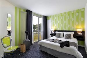 阿夫朗什Altos Hotel & Spa的酒店客房设有床和窗户。