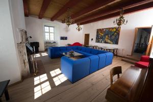 RanumDanhostel Vitskøl Kloster的客厅配有蓝色的沙发和桌子